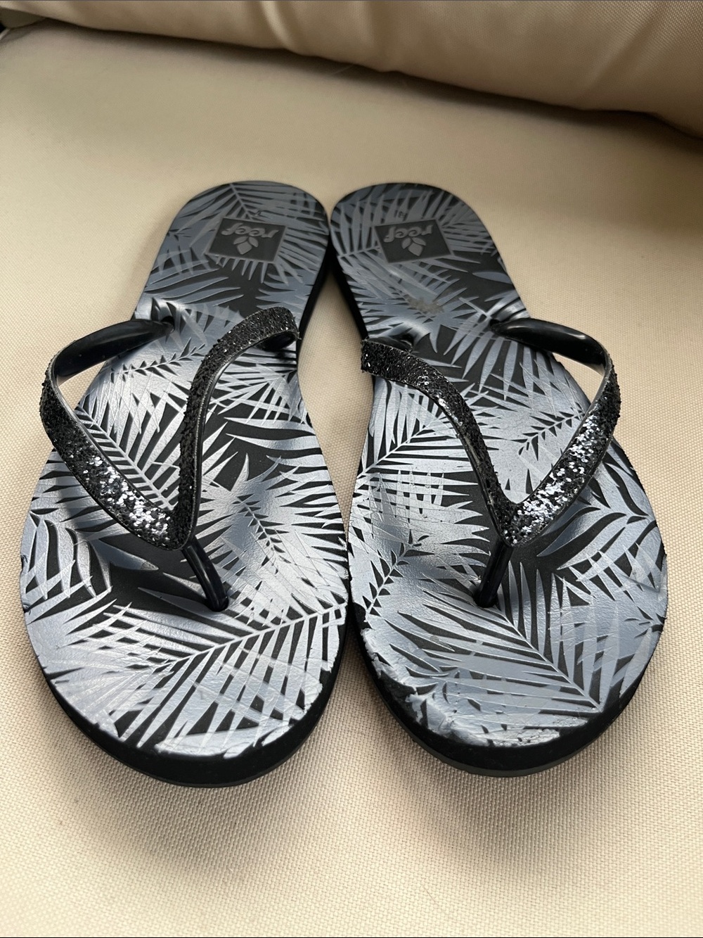 Reef Women's Black Glitter Strap Sandals with Gray Tropical Print - Picture 2 of 8